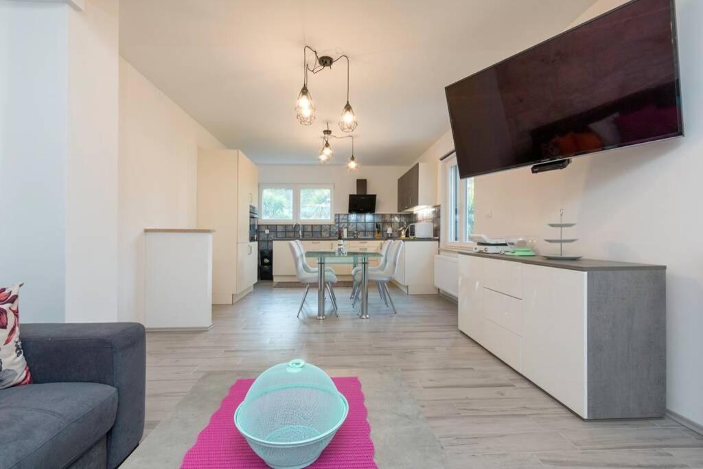 Predivan Novouredeni Apartman U Blizini Mora バニョレ エクステリア 写真