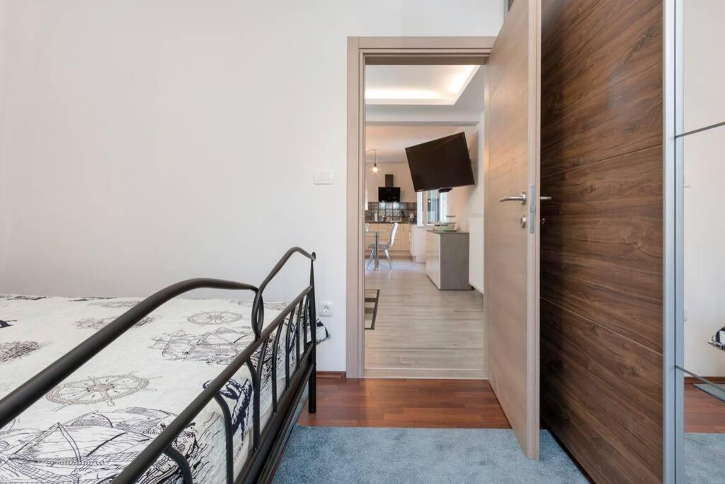 Predivan Novouredeni Apartman U Blizini Mora バニョレ エクステリア 写真