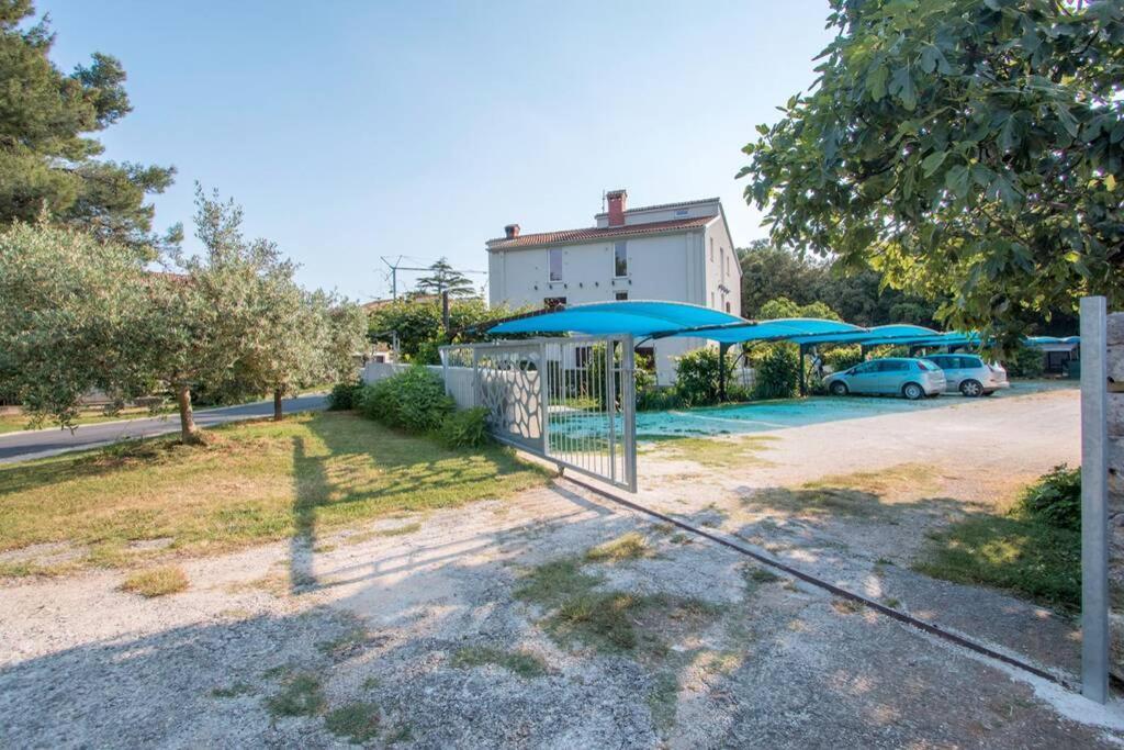 Predivan Novouredeni Apartman U Blizini Mora バニョレ エクステリア 写真