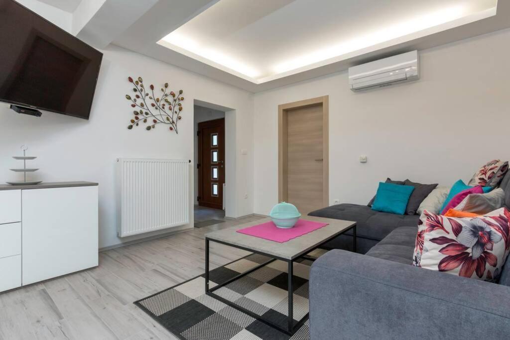 Predivan Novouredeni Apartman U Blizini Mora バニョレ エクステリア 写真